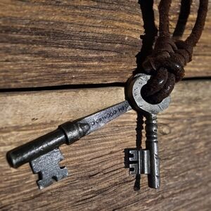 VINTAGE Abercrombie & Fitch leather necklace - RARE